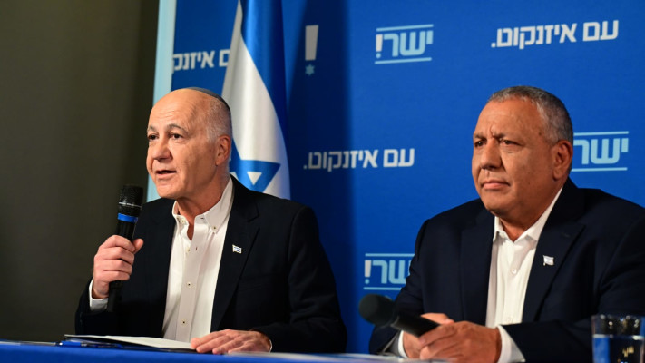 איזנקוט ויורם כהן במהלך מסיבת העיתונאים