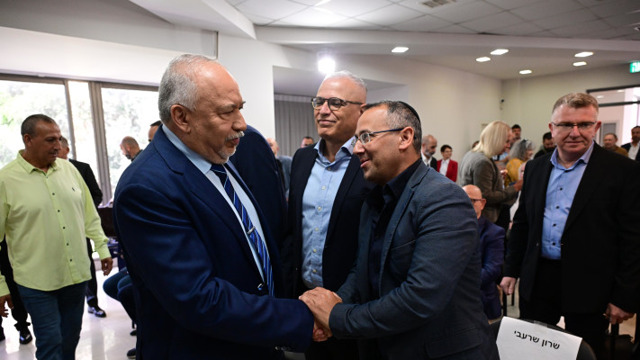 ליברמן לצד רפי בן שטרית ושרון שרעבי