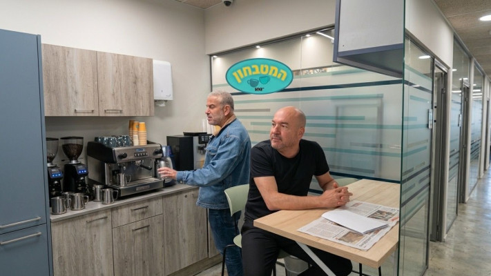 ינון מגל, אייל ברקוביץ' במטבחון של 103FM (צילום: 103FM)