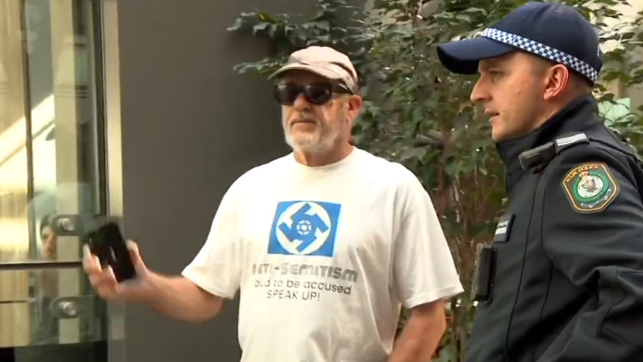 אנטישמיות באוסטרליה: גבר עם חולצה שעלייה צלב קרס