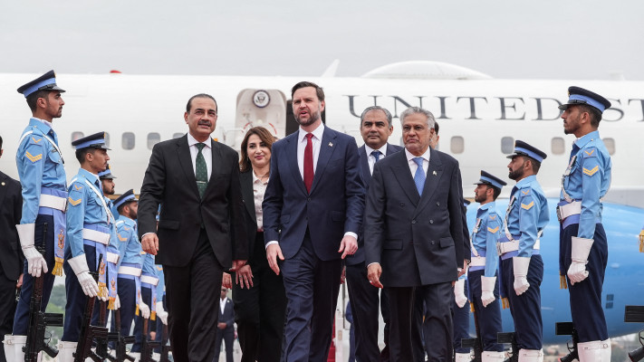 שטיח אדום לבית הלבן. עאסם מוניר וג'יי. די. ואנס