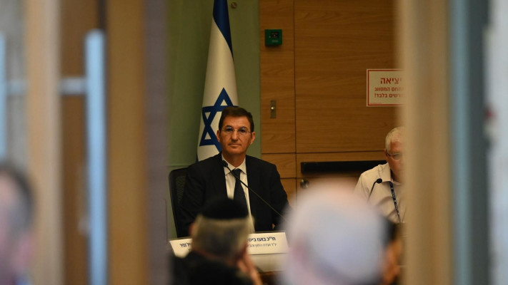 ''זה או מו''מ או בום''. יו''ר הוועדה בועז ביסמוט במהלך הדיון 