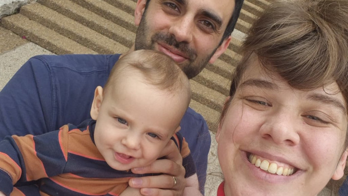 רונה עם הבעל רועי והתינוק אדם