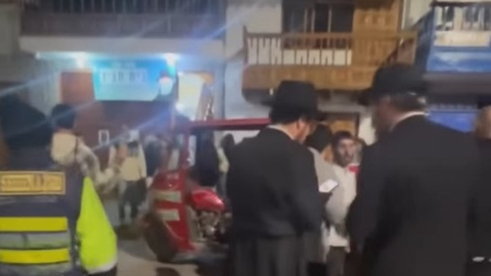המסיבה בכיכר בעיירה פיסאק, פרו