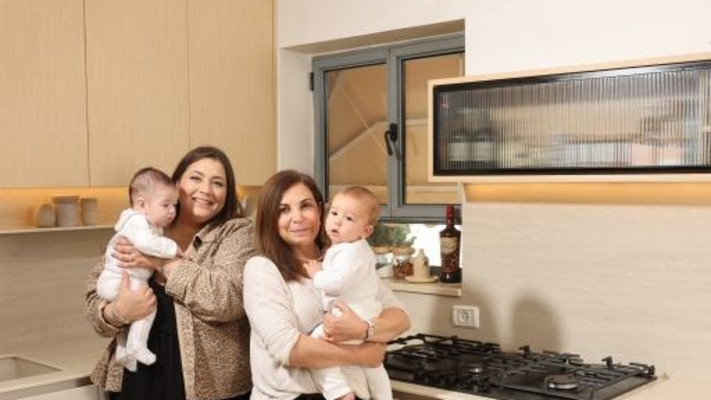 שלומית עם הנכד ובר גטניו מנהלת קשרי אדריכלים עם בנה