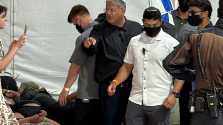 איתמר בן גביר לצד פעילי המשט