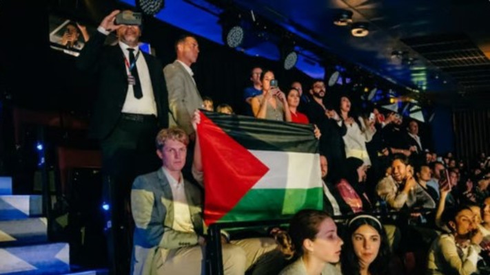 דגל פלסטין מונף בזמן הביצוע של נועם בתן באירווזיון 2026