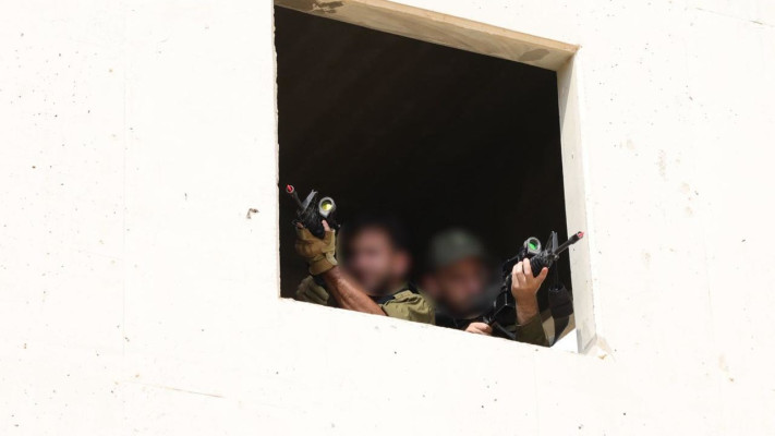 ממדים לבנים לחאקי. לוחמי הגדוד בפעולה