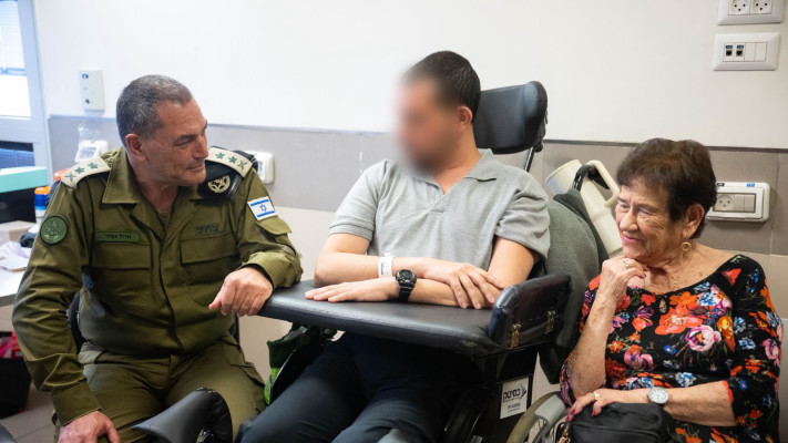 הרמטכ''ל אייל זמיר בביקור פצועים בבית החולים רמב''ם