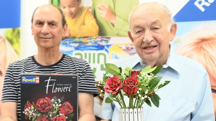 מאיר קלוגהפט ,יוסי בר און הבעלים של חב' שחק נא מציגים את הפאזל הפרחים (צילום: מורג ביטן)