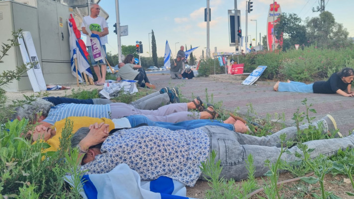 מפגינים בכרמיאל משתטחים על הרצפה בזמן האזעקות אתמול