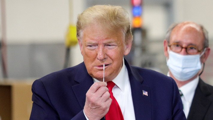 דונלד טראמפ עושה בדיקת קורונה, 2020