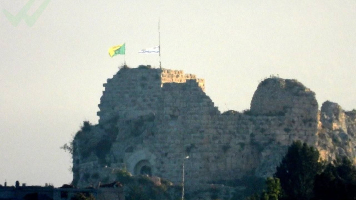 דגל ישראל ודגל גולני על מוצב הבופור בלבנון