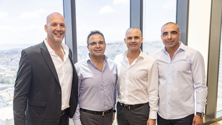 וסים טנוס, אליאס טנוס, עלא טנוס ואסף סימון (צילום: לנס הפקות)