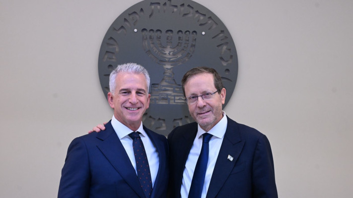 ראש המוסד היוצא, דדי ברנע, נשיא המדינה יצחק הרצוג במעמד הפרידה מראש המוסד