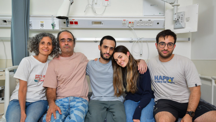 נמרוד כהן בבית החולים עם בני משפחתו