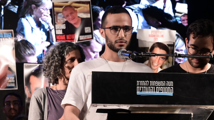 נמרוד כהן נואם בכיכר החטופים