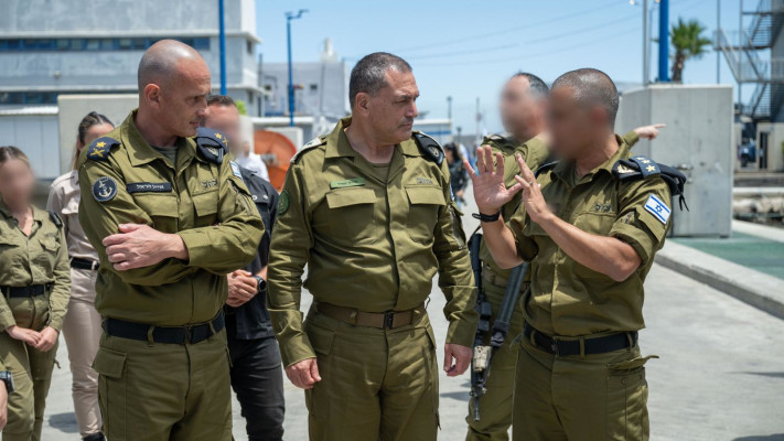 הרמטכ''ל אייל זמיר עם מפקד חיל הים אייל הראל בביקור בבסיס בחיפה