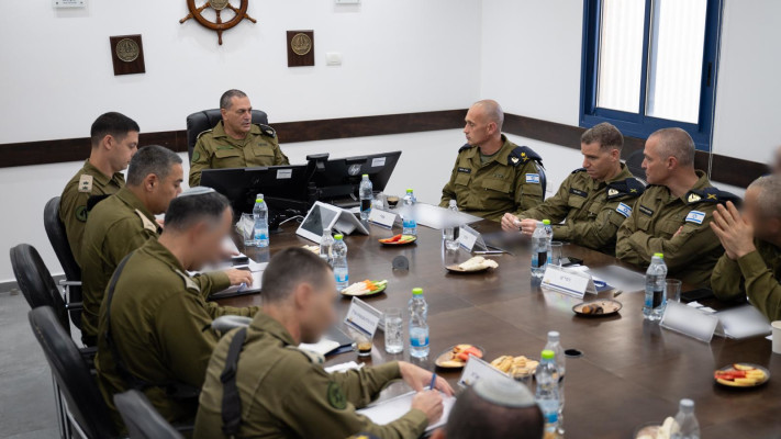 הרמטכ''ל אייל זמיר עם מפקד חיל הים אייל הראל בביקור בבסיס בחיפה