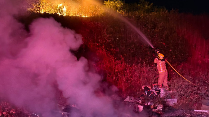 כיבוי שרפות בצפון בעקבות יירוטי שיגורים מאיראן