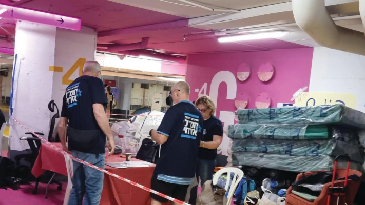 הכנות לקליטת אזרחים ואוהלים בדיזנגוף סנטר
