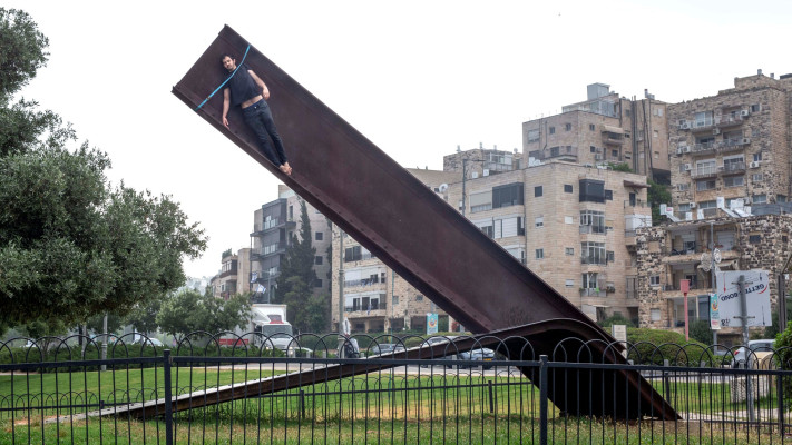 היתלות (שמי), הזרקת דיו, 2024, 100על70 סמ (צילום: היתלות