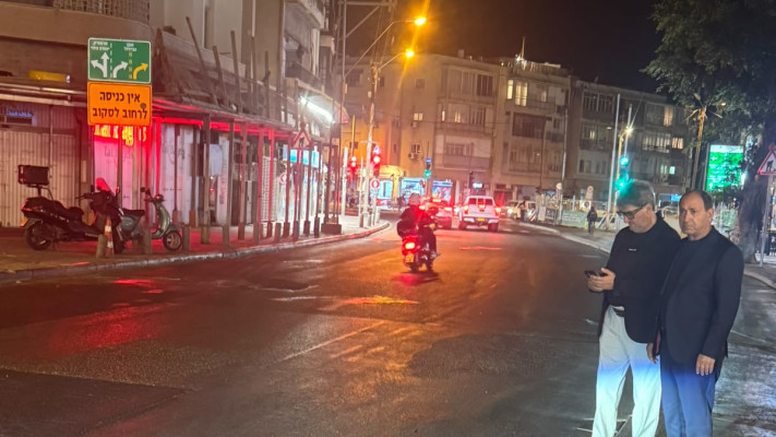 רמי לוי מחכה למונית (צילום: פרטי)