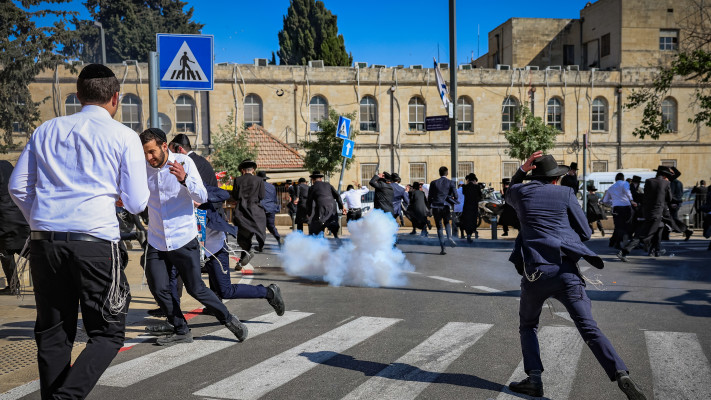 הפגנות חרדים בתחנת המשטרה בירושלים