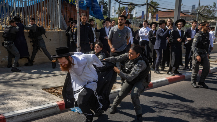 הפגנות חרדים נגד מעצר המתפרעים בביתו של נעם סולברג סמוך לתחנת משטרה בירושלים