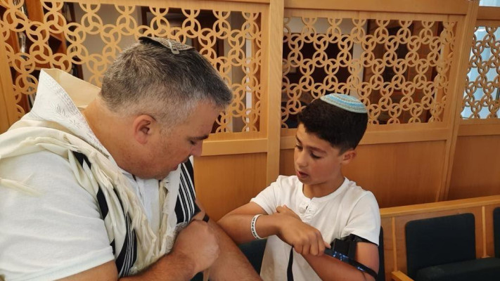 מבשר קלמזון יחד עם אביו, אלחנן קלמנזון ז''ל בבר המצווה שלו
