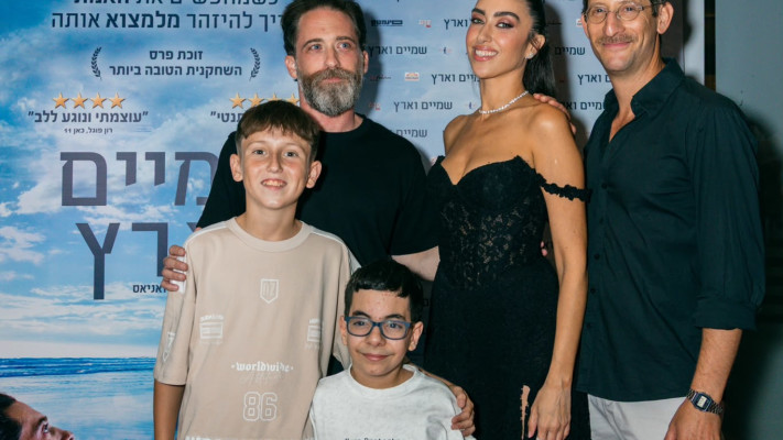כוכבי הסרט התאחדו לתמונה משותפת, מינוס אחת (צילום: עילי ורד)