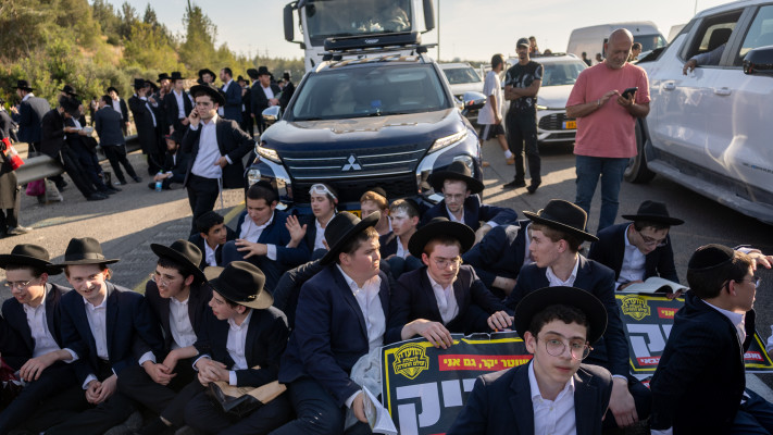 חסימות כבישים בהפגנות חרדים קיצונים נגד הגיוס