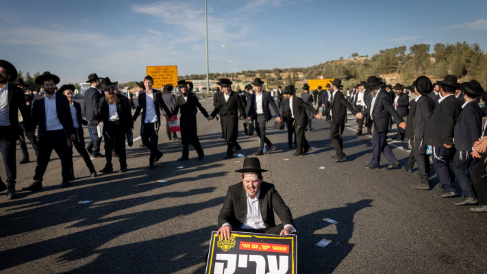 חסימות כבישים בהפגנות חרדים קיצונים נגד הגיוס