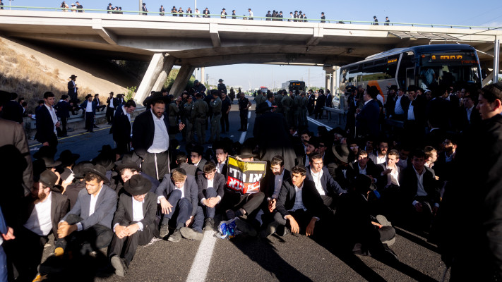 חסימות כבישים בהפגנות חרדים קיצונים נגד הגיוס