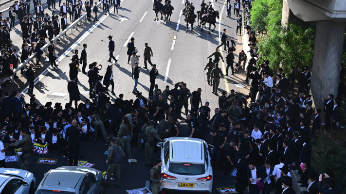 חרדים קיצונים חוסמים כבישים במחאה על הגיוס