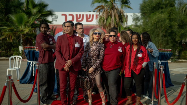 מגיעים לקולנוע. כוכבי ''קופה ראשית''