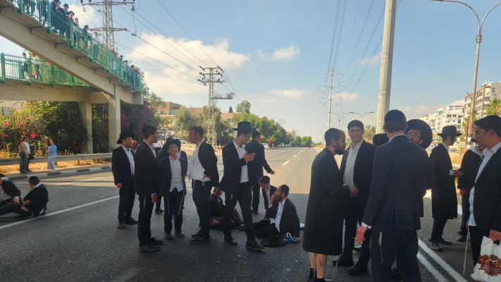 הפגנת חרדים בכביש 4