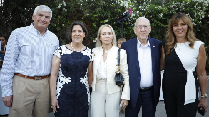 ציפי לנדאו, ראובן ריבלין, שרית צמח, אסנת לוקסנבורג ויגאל לנדאו (צילום: אוהד גיגי)