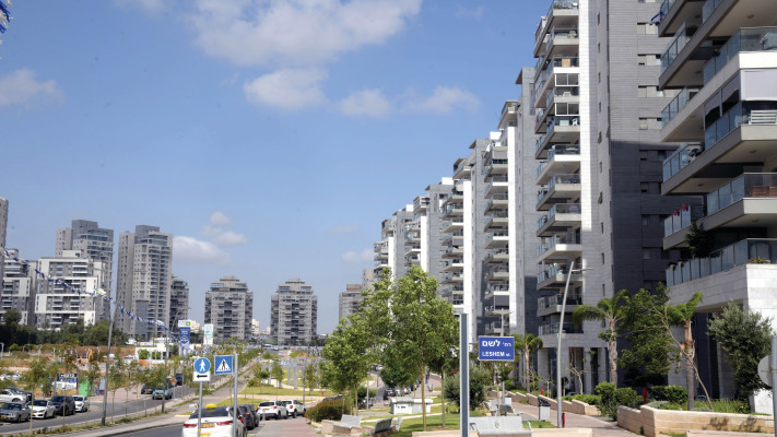 המשקיעים והרוכשים חוזרים במידה מסוימת לשוק. שכונת מגורים.
