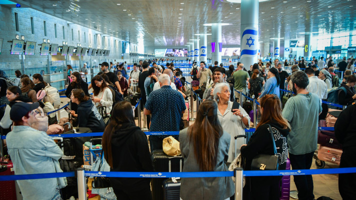 נוסעים בנמל תעופה בן גוריון. חצי מעם ישראל איתנו במטוס