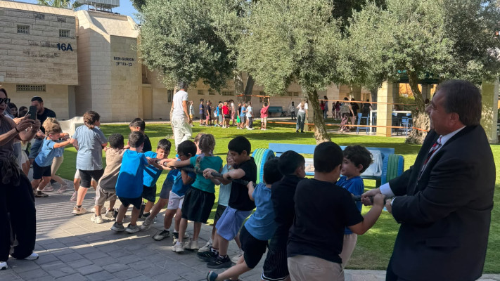 ראסל רובינסון, מנכ''ל JNF-USA, משתתף במשיכת החבל ביחד עם ילדי בי''ס מולדת.