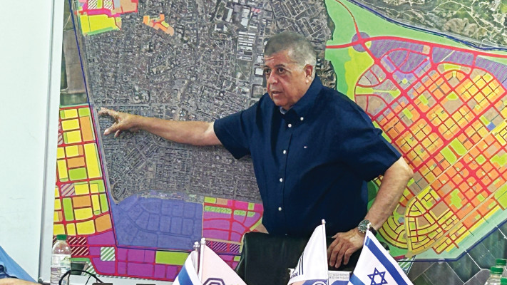 איציק דנינו, ראש העיר אופקים, מציג את שכונותיה החדשות 