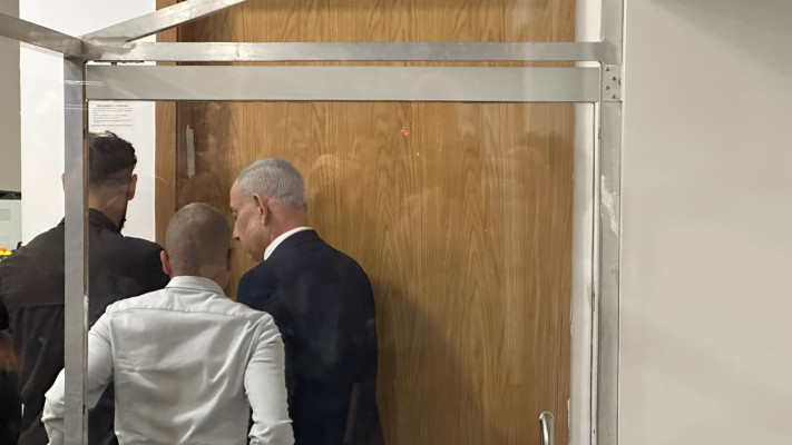 ראש הממשלה בנימין נתניהו יוצא מבית המשפט בפעם האחרונה בתום עדותו