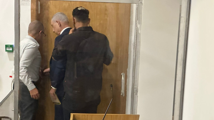 ראש הממשלה בנימין נתניהו יוצא מבית המשפט בפעם האחרונה בתום עדותו