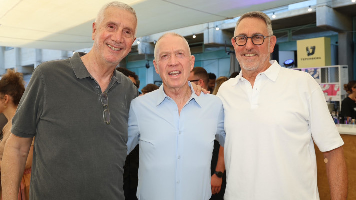 שוקי שוורץ, יואב גלנט וצביקה גיור (צילום: רפי דלויה)