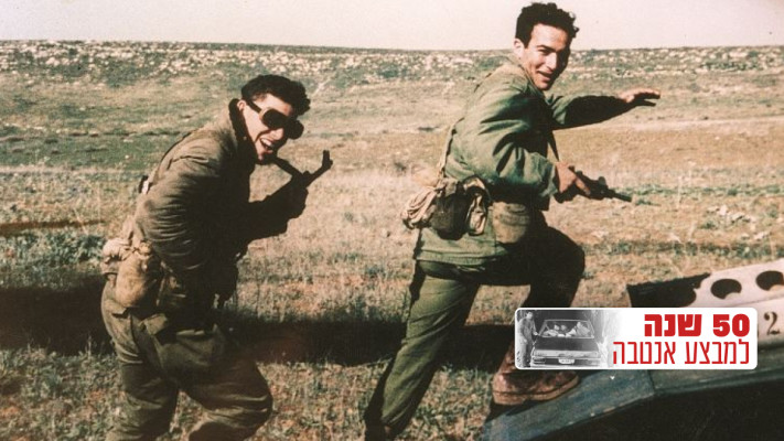 יוני נתניהו ז''ל (מימין) על מטוס ההרקולס במבצע אנטבה
