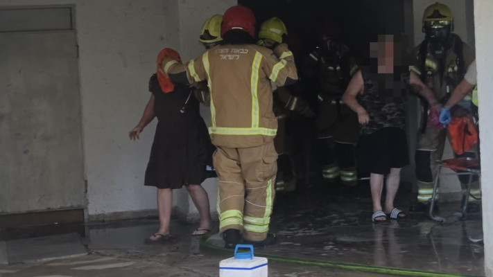 חילוץ הדיירים בשריפה בבניין בקרית אתא
