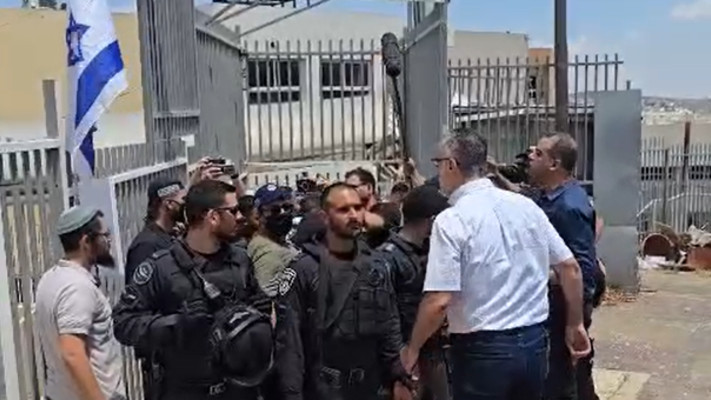 סערה באום אל פאחם כשצבי סוכות הגיע לבקר בבתי הספר