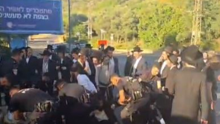 המשטרה מפנה מפגינים חרדים בצפת שחוסמים את התנועה