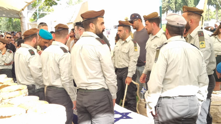 הלווייתו של סרן דוד חזות ז''ל בבית העלמין באשקלון